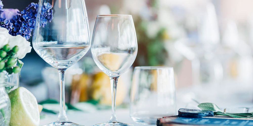 Wasserglas und Weinglas auf einem Tisch