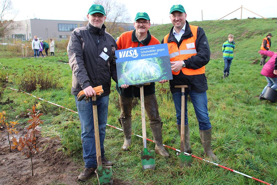VILSA pflanzt den Schulwald mit der KGS Neustadt am Rübenberge